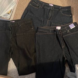 Lot is 3 women’s size 14 Laura Scott jeans.